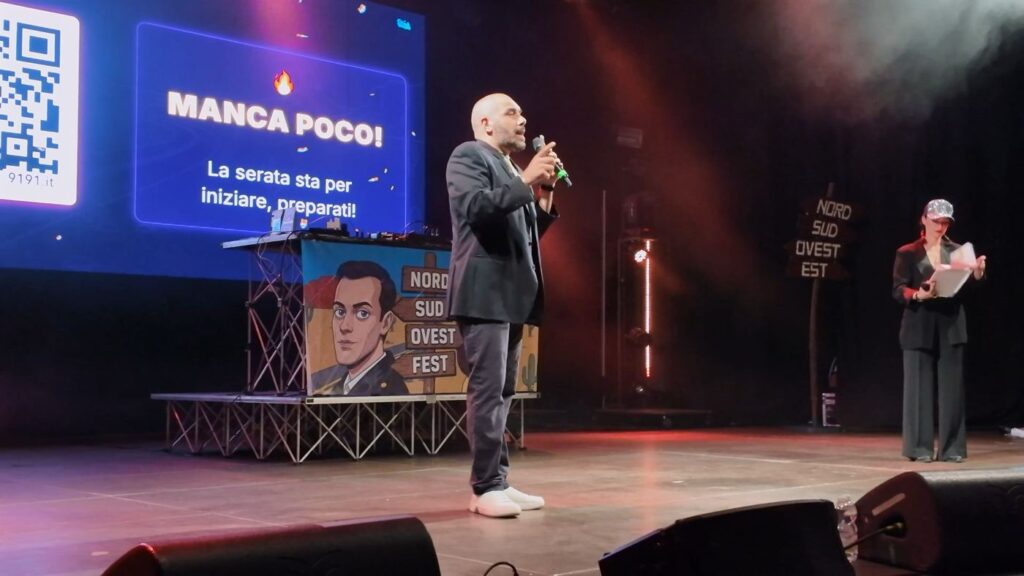 Edoardo Resta conduce sul palco del Nord Sud Ovest Fest