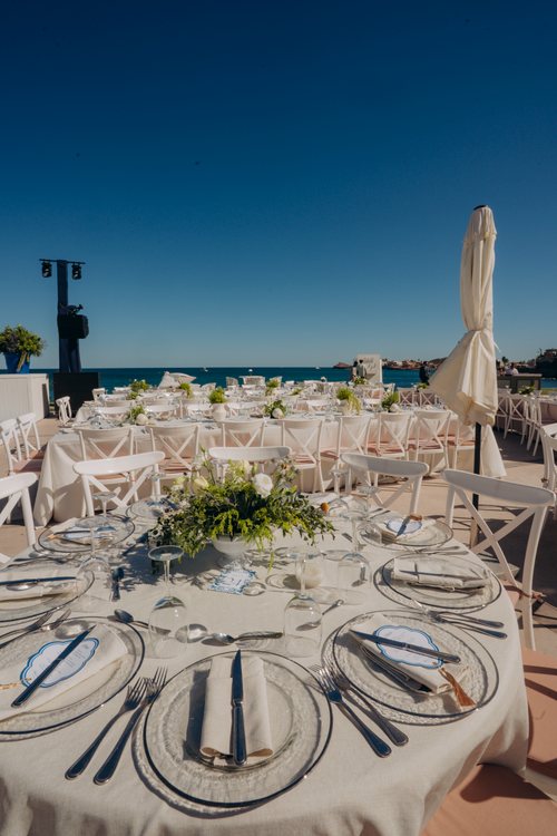 Tavoli apparecchiati per una cena di gala